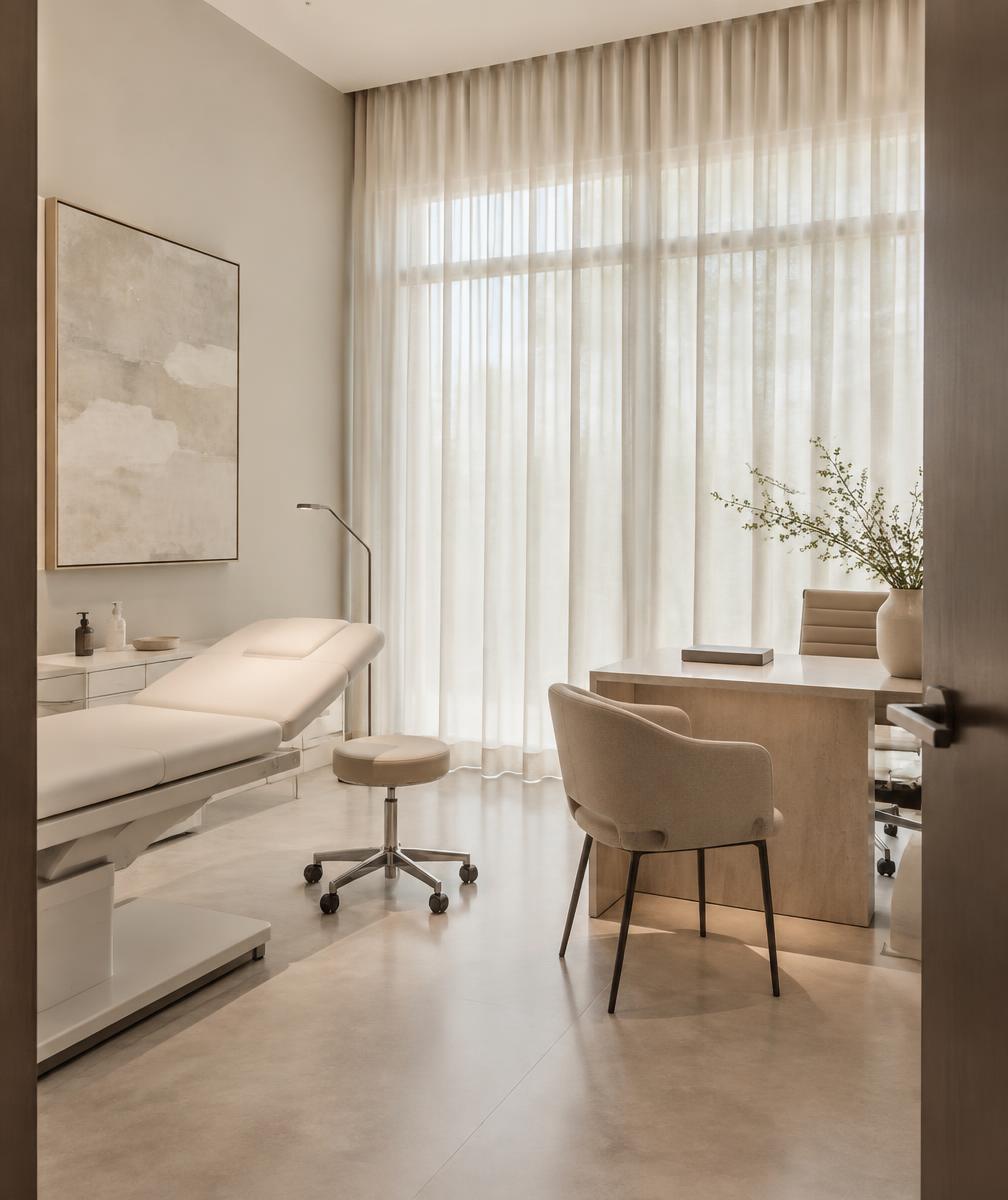 Sala de atendimento minimalista com luz natural difusa